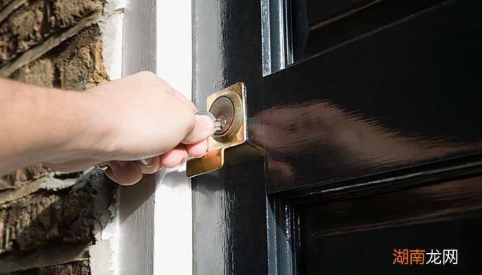 女人梦到自己家门锁不住什么意思