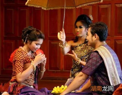 柬埔寨人主要讲英语与高棉语种 柬埔寨说什么语言为主