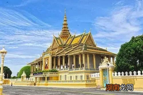 柬埔寨人主要讲英语与高棉语种 柬埔寨说什么语言为主