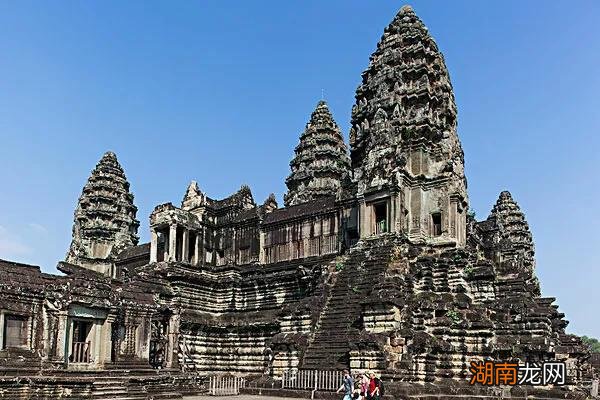 柬埔寨人主要讲英语与高棉语种 柬埔寨说什么语言为主