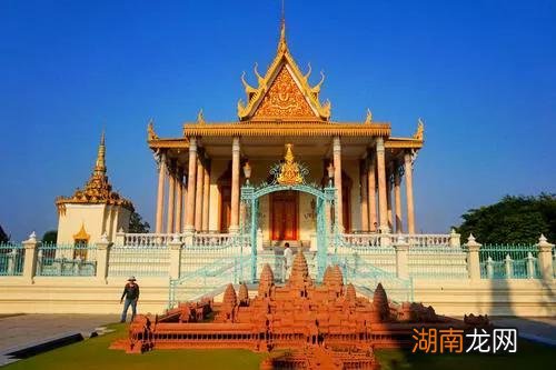 柬埔寨人主要讲英语与高棉语种 柬埔寨说什么语言为主