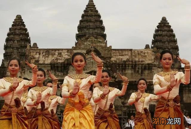 柬埔寨人主要讲英语与高棉语种 柬埔寨说什么语言为主