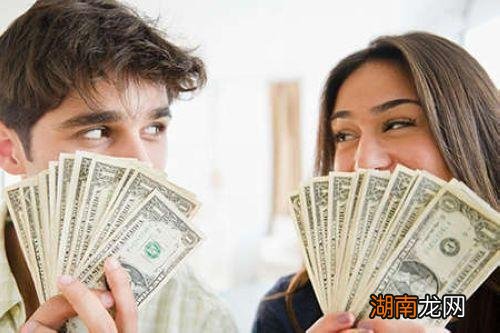 不愿意把钱交给老婆管的男人 一个连钱都不让你管的老公