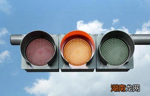 交通信号灯包含哪些灯
