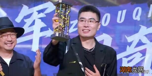周奇墨夺得冠军却难以服众 脱口秀大会第四季冠军周奇墨