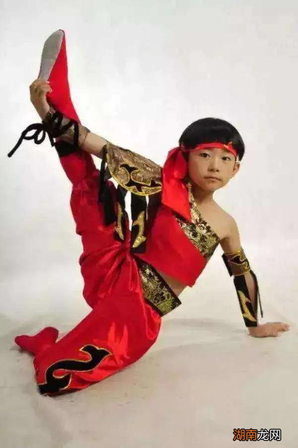 易烊千玺的父母是怎么教育培养他的 易烊千玺父母是谁