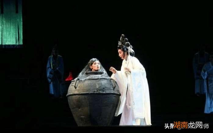 历史上吕雉残害戚夫人原因 吕雉把戚夫人做成人彘