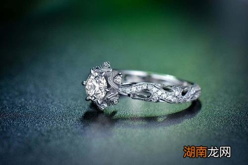 梦见钻戒上的钻石掉了是什么意思