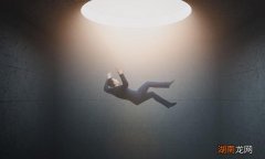 梦见从高处坠落而被惊醒周公解梦