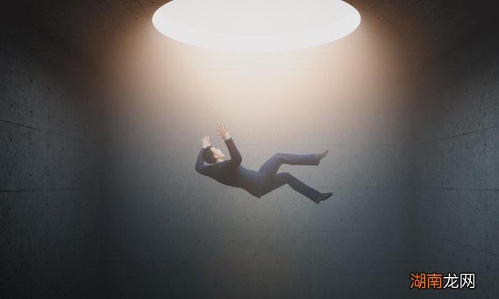 梦见从高处坠落而被惊醒周公解梦