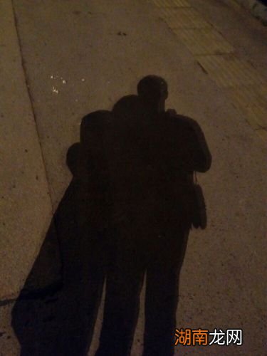 男女朋友逛街遛弯的意思 情侣压马路什么意思