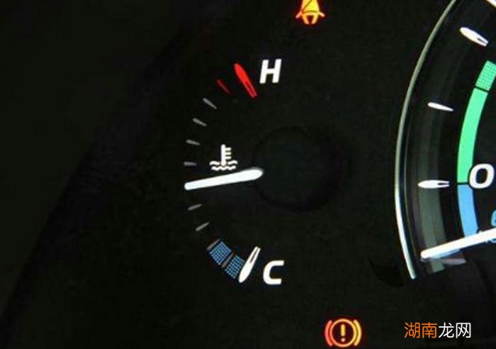 汽车发动机温度过高还能开吗