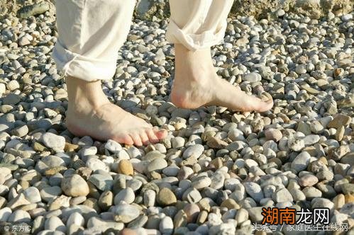 50岁的女人梦见光脚走路什么预兆解梦