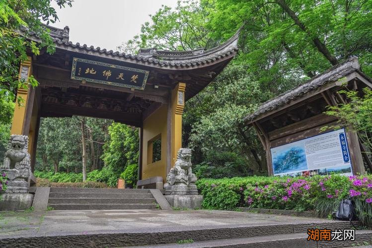 王安石登飞来峰古诗赏析 登飞来峰情感表达是怎样的