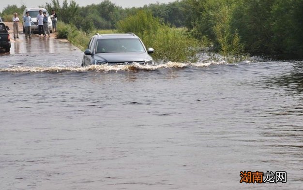 车涉水熄火后二次启动的后果