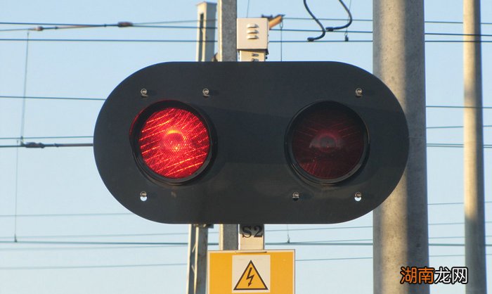 等红灯踩刹车还是挂空挡好