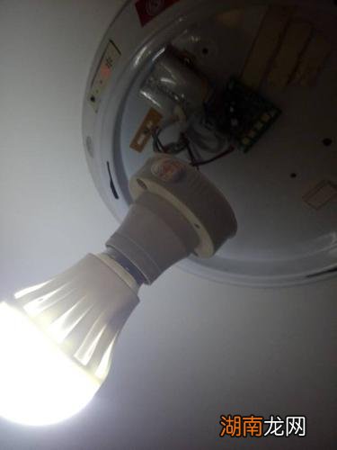 灯关了还有微亮是怎么回事?耗电吗?