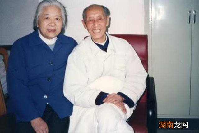 臧克家的生平事迹及重要地位介绍 臧克家被誉为什么