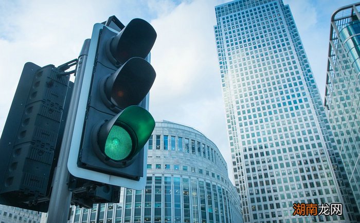 绿灯停车不走算不算违章