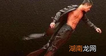 45度倾斜是怎么回事 杰克逊45度倾斜怎么做到的