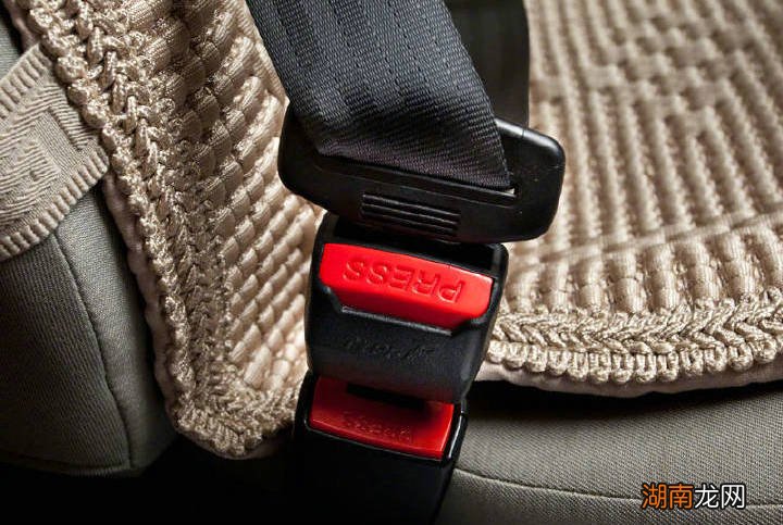 汽车安全带卡扣弹不出来怎么办