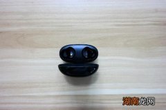 蓝牙耳机放进充电仓是自动充电吗还是要按开关