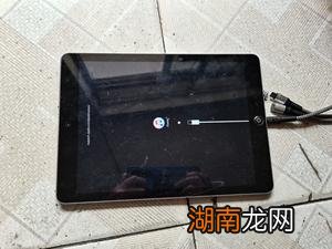 ipad屏幕一条细线一会又好了怎么回事