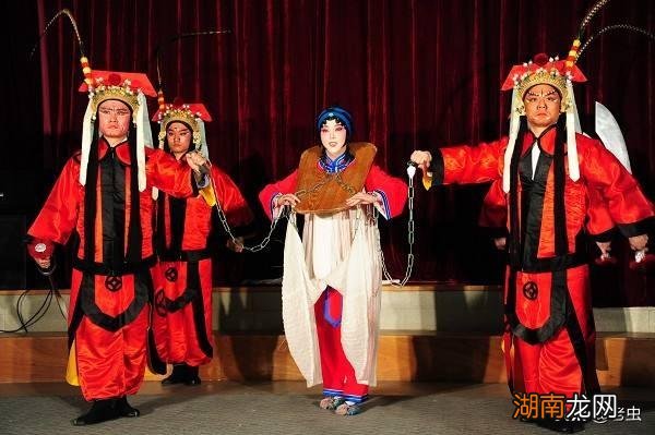 血溅白练是什么意思 窦娥临死前为什么要发下三桩毒誓