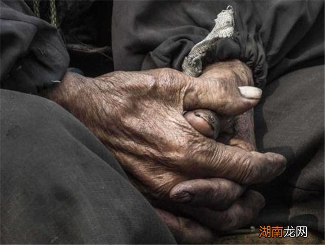 卖炭翁的真实历史背景与赏析 半匹红纱一丈绫的意思