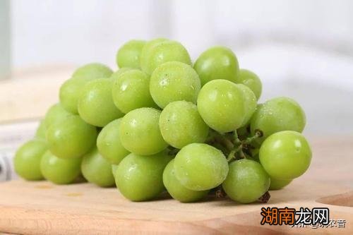 两种葡萄哪个更好吃 阳光玫瑰和晴王的区别图片