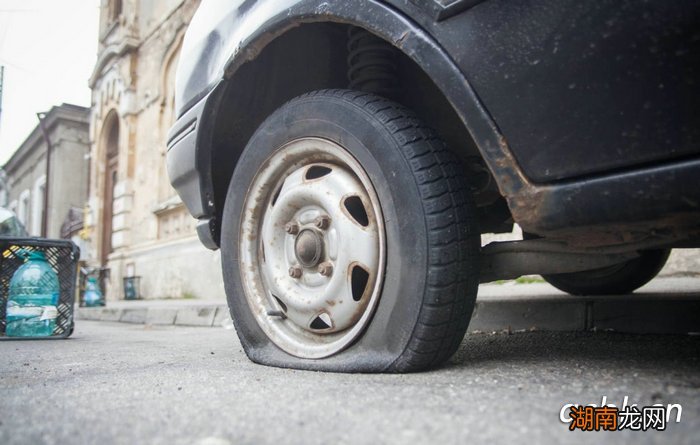 高速上车爆胎打什么电话