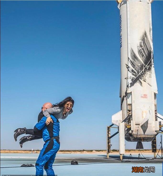 杰夫贝佐斯相关消息 杰夫贝佐斯与新女友接受采访秀恩爱