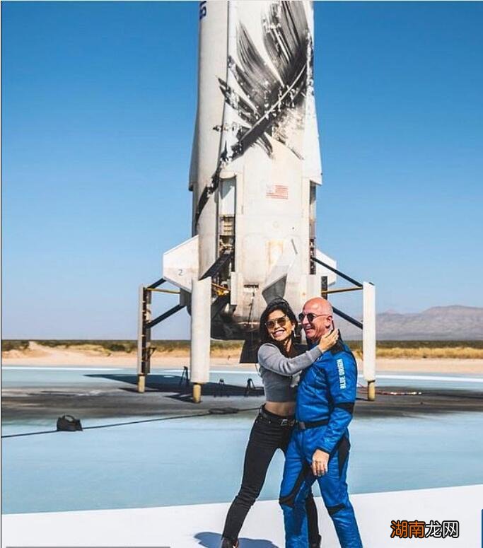 杰夫贝佐斯相关消息 杰夫贝佐斯与新女友接受采访秀恩爱