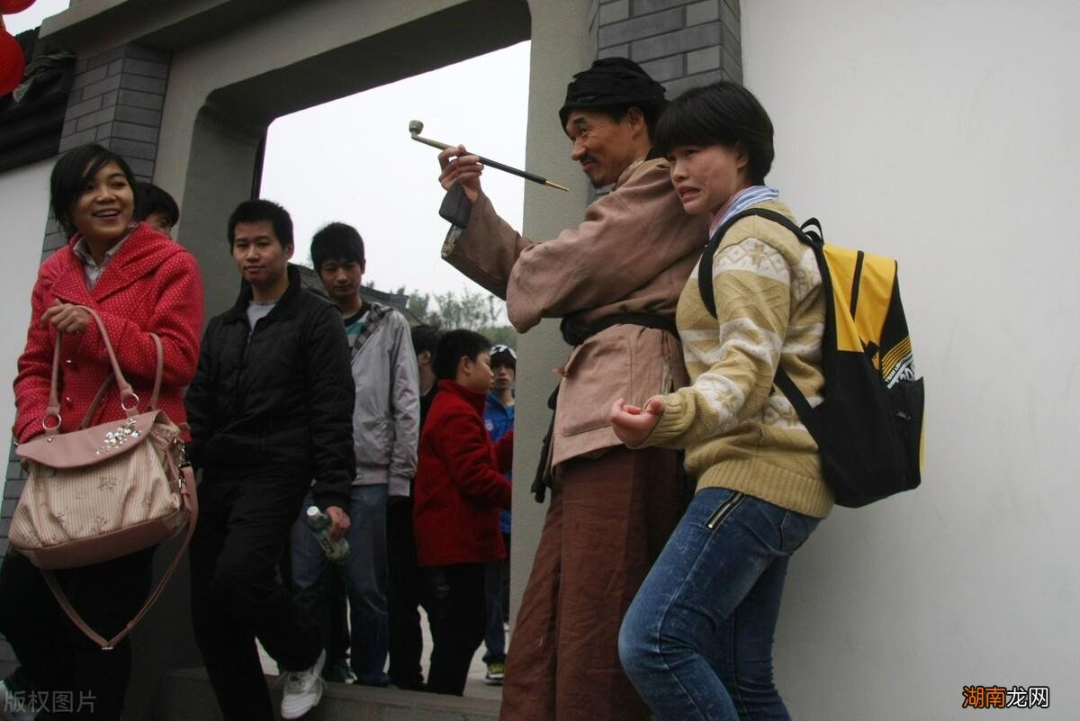 鲁迅先生笔下阿Q的人像形象分析 阿q的人物性格特点