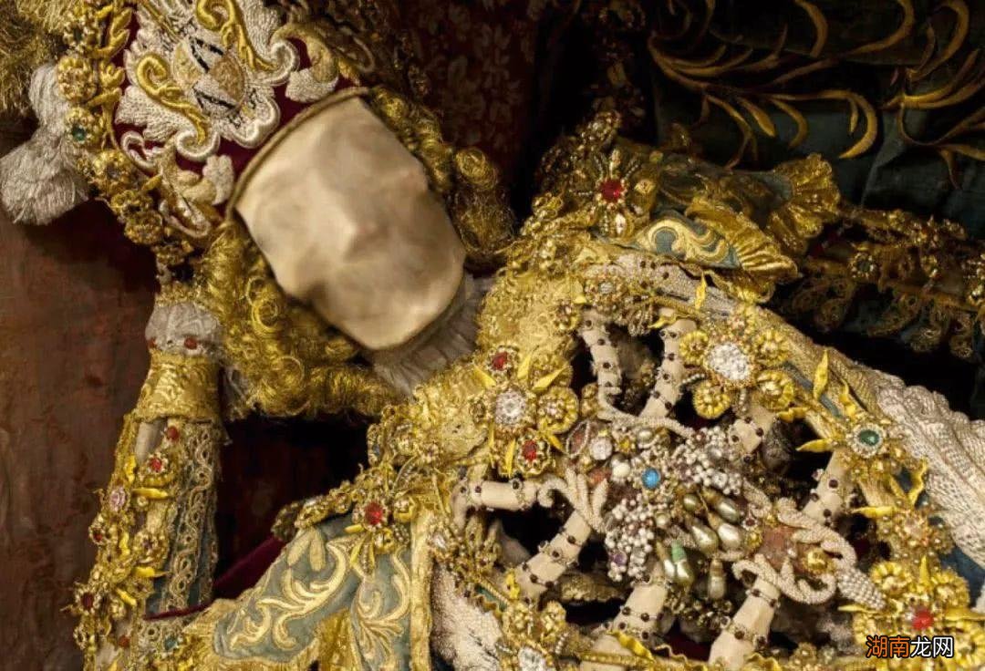 人死的时候要盖住脸的真相 人死为什么要盖住脸不让揭开