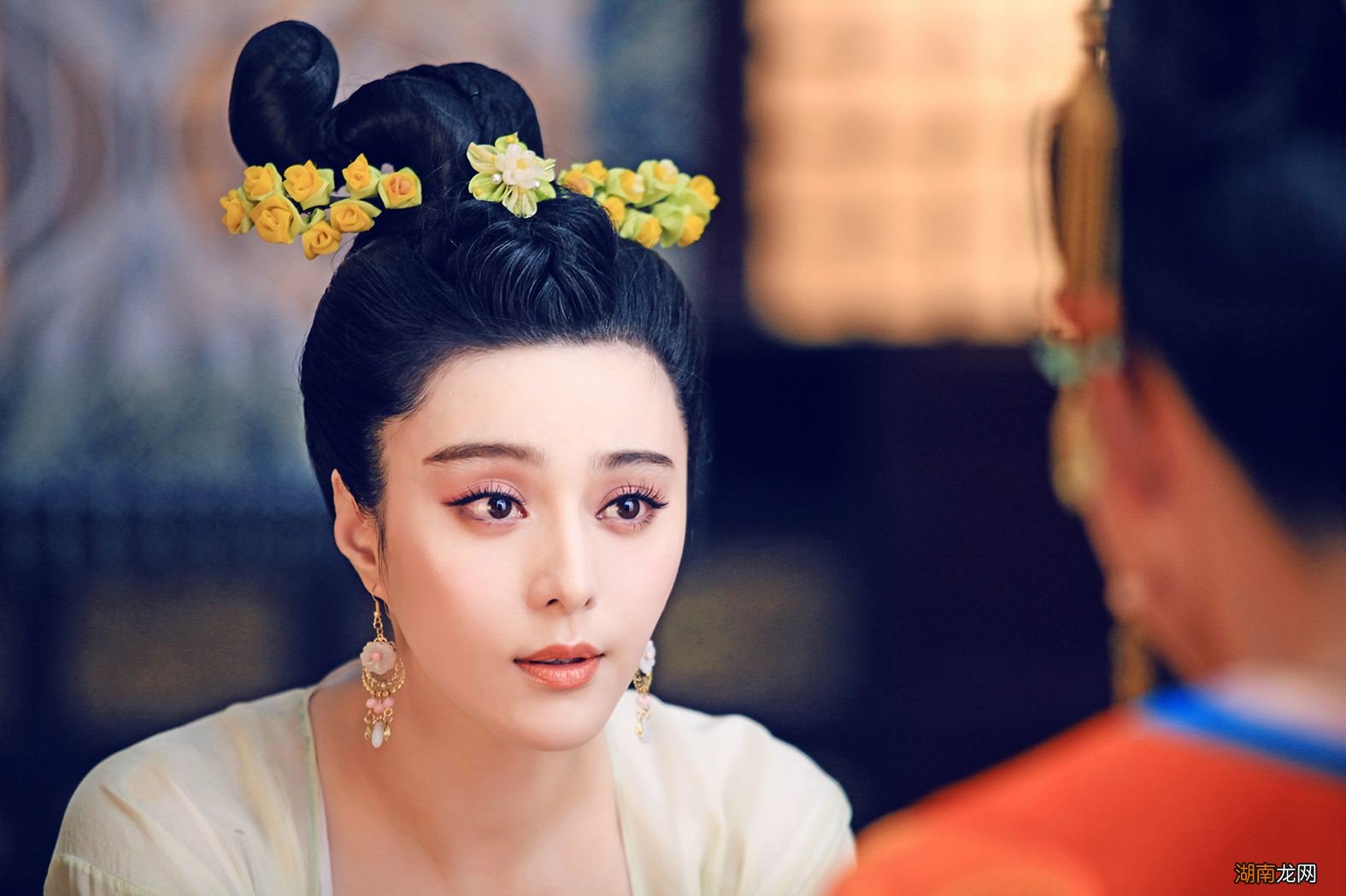 他以笑里藏刀在朝堂屹立不动 笑里藏刀指的是什么意思