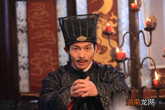 他以笑里藏刀在朝堂屹立不动 笑里藏刀指的是什么意思