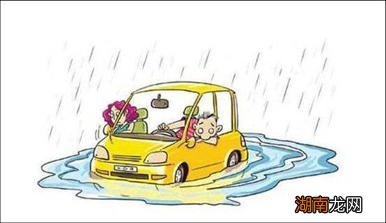 暴雨导致马路积水遇到车辆熄火时应该怎么办