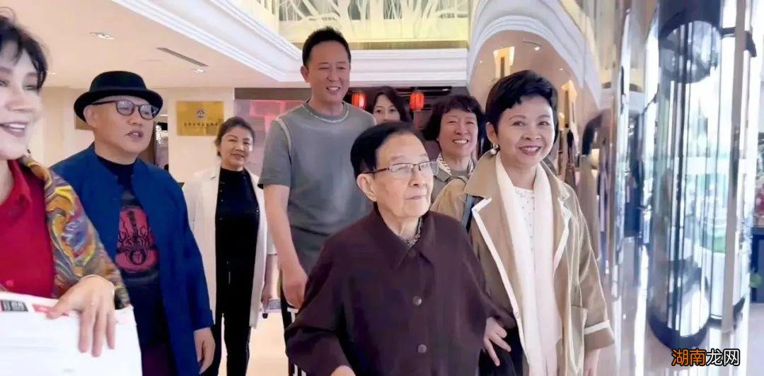 61岁董文华现身干什么 歌唱家董文华现在情况怎么样