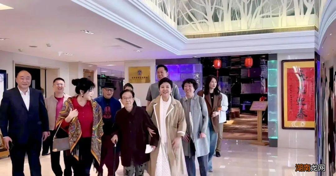 61岁董文华现身干什么 歌唱家董文华现在情况怎么样