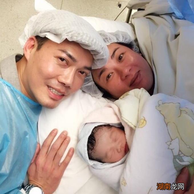 54岁谢天华罕晒全家福 谢天华个人资料及年龄绝介绍