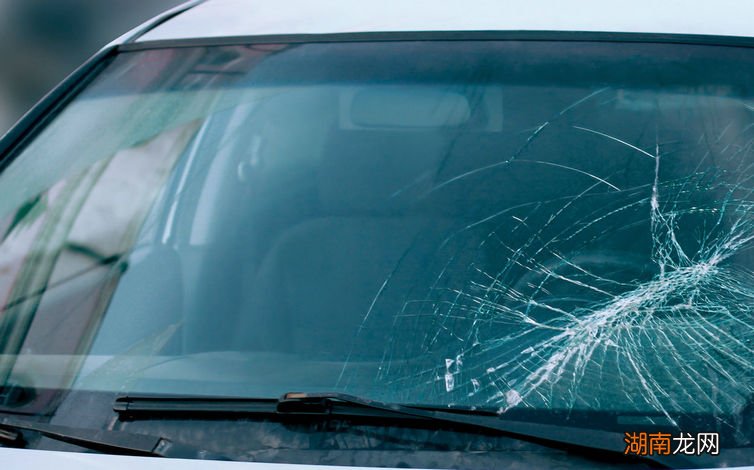 汽车玻璃上的油污如何清洗