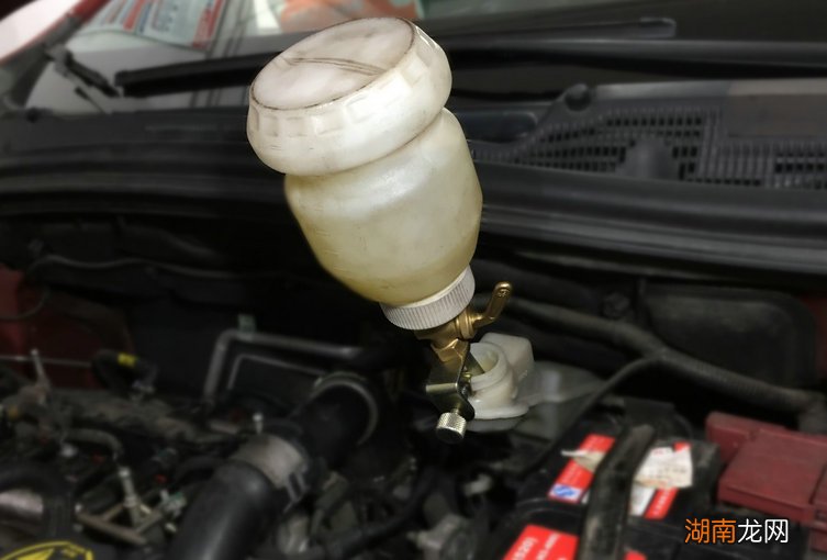 刹车油和转向助力油是一样的吗