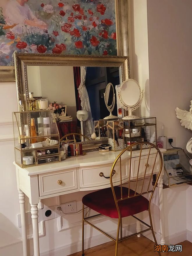 极繁主义惊呆网友！堪比大平层的25㎡法式复古迷你公寓，每件家具都美得独一无二！