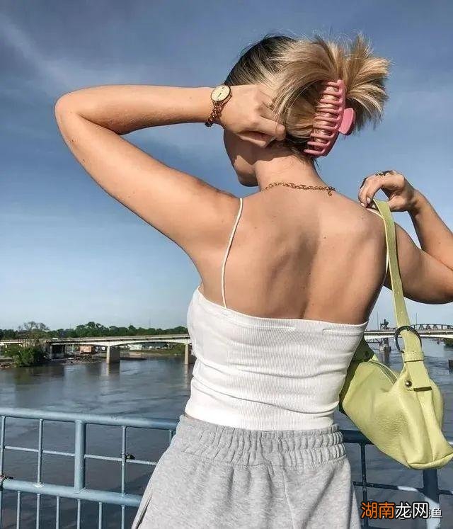 清凉又好看的发型 夏天清爽发型女扎法简单易学