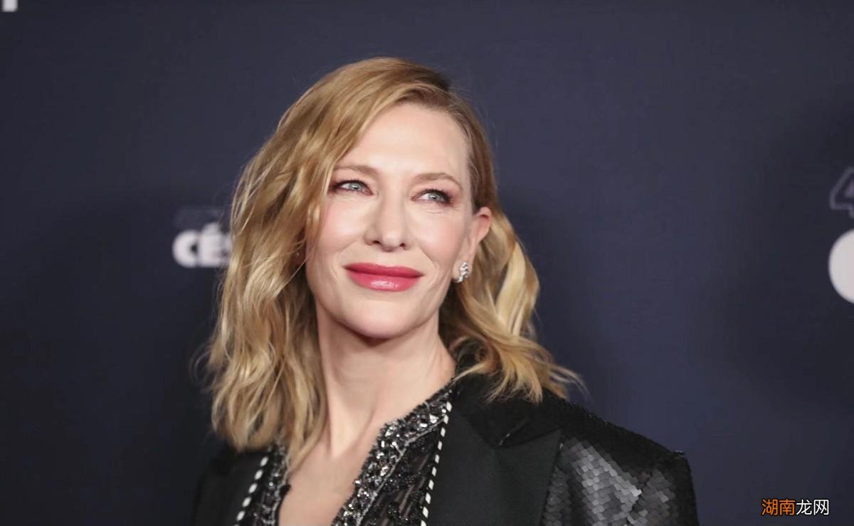 于佩尔给凯特·布兰切特颁终身成就奖 海拉扮演者叫什么名字