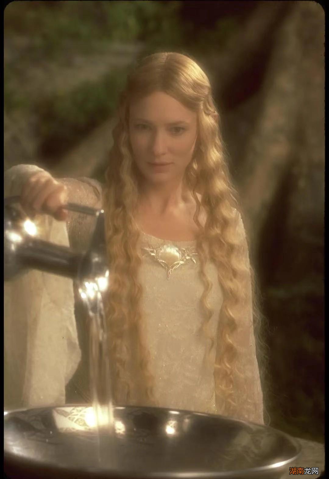 于佩尔给凯特·布兰切特颁终身成就奖 海拉扮演者叫什么名字