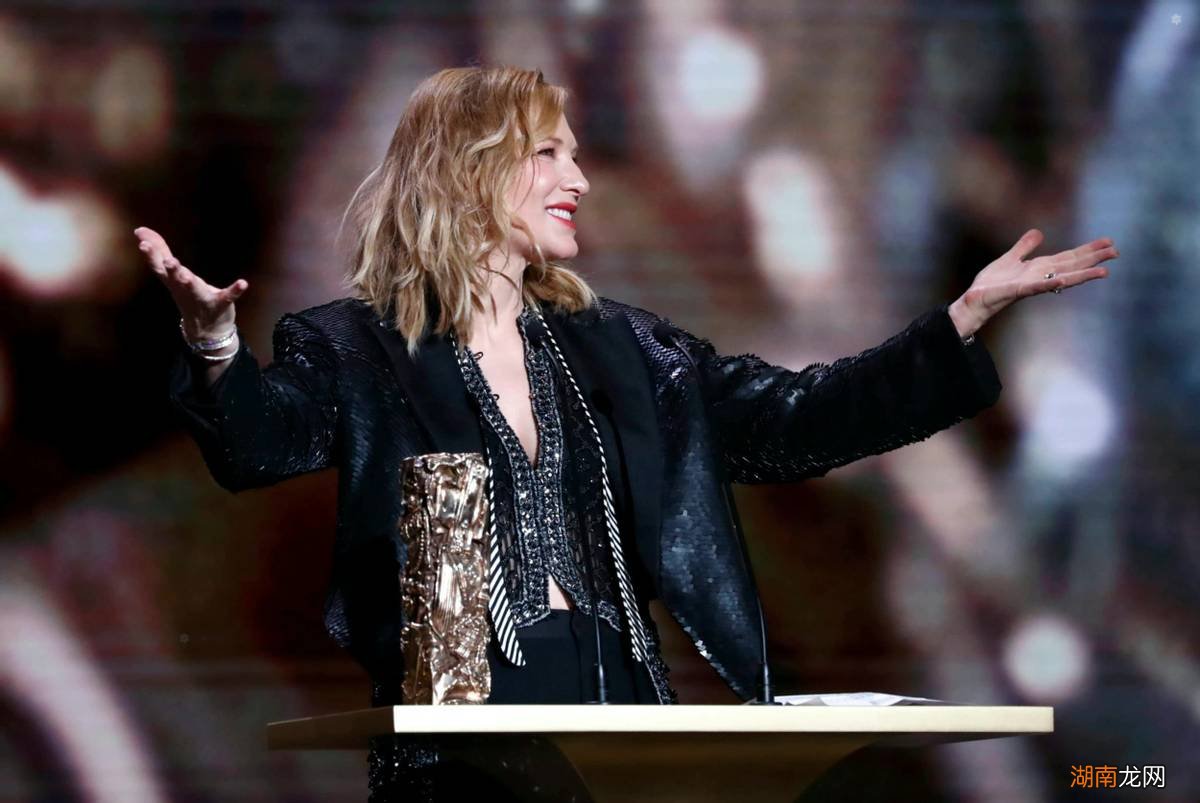 于佩尔给凯特·布兰切特颁终身成就奖 海拉扮演者叫什么名字