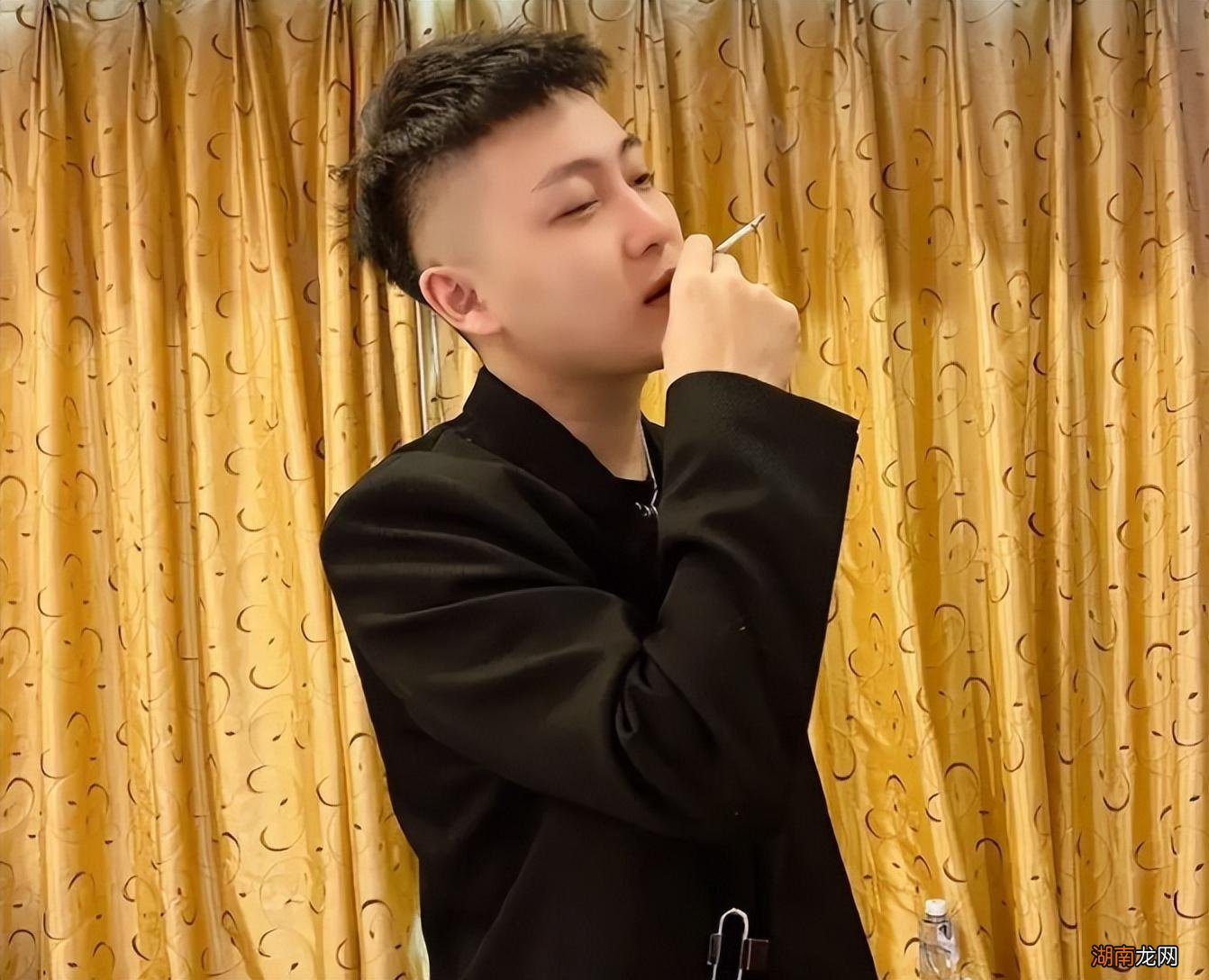 网红张开凤的出道及成名经历 张开凤的个人资料简历