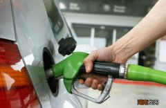 汽车油加满了对车有没有影响